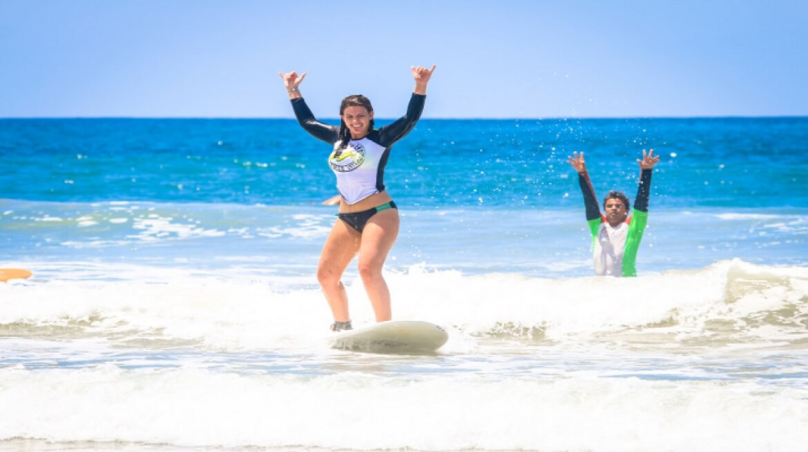 Chica Surfeando en Tamarindo